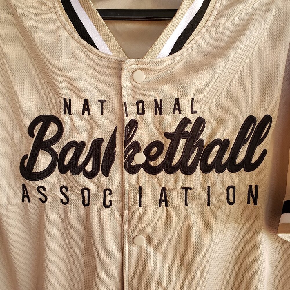 NBA Courtyard baseball short - shirt set in golden sand (XL)